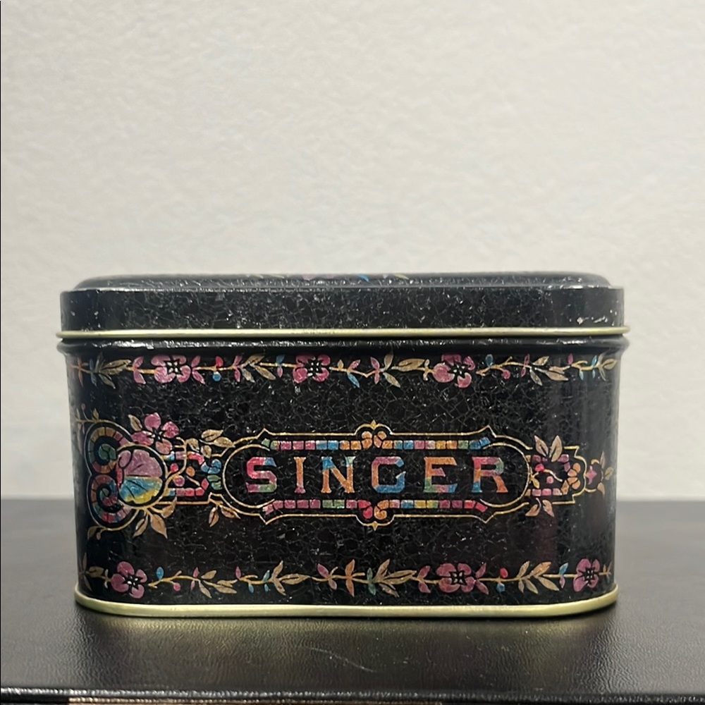Vintage Singer Tin Sewing Box – Retro Metal Storage